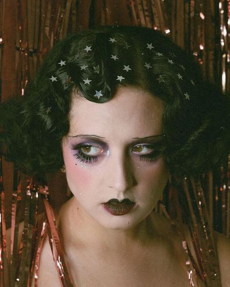 Garbo Look Makeup, Liza Minnelli Cabaret Makeup, 1920s Cabaret Makeup, Victorian Era Makeup Look, Cabaret Goth Makeup, 1920s Vamp Makeup, 1929 Makeup, Goth Rock Makeup, 1920s Drag Makeup