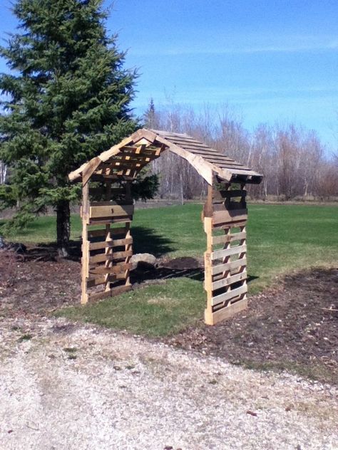 DIY pallet arch could paint and plant around it outdoor for prop -- or maybe put a bench in it?  or swing?  Looks like it is made from five pallets. Pallet Arch, Pallet Fence, Pallet Creations, Pallet Outdoor, Recycled Pallets, Pallets Garden, Pallet Garden, Pallet Crafts, Samos