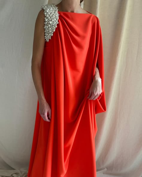 Our Fiamma gown exude comfort and class, boasts our signature pearls, intricately adorning it alongside delicate adding an extra touch of elegance and feminine silhouette Draping Gown, Drapes Dress, Pleated Fabric Dress, Ramadan Clothes, Ramadan Abaya, Donna Karan Dress, Formal Long Dresses, Donna Karan Dresses, Bubu Gown Styles