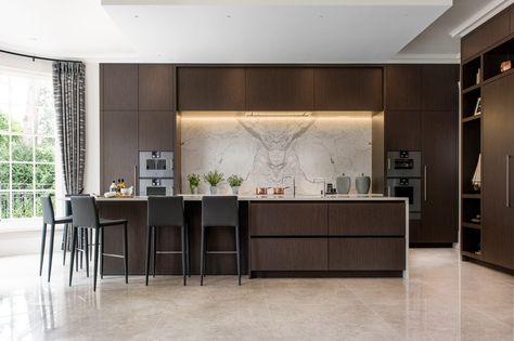 Dark Wood Kitchen Cabinets, Dark Wood Kitchens, Bespoke Kitchen Design, Kitchens Luxury, Brown Cabinets, Brown Kitchens, Wood Kitchen Cabinets, Luxury Kitchen Design, Kitchen Room Design