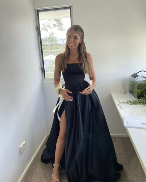 Beautiful Black Prom Dresses, Black Grad Dress Long, Strapless Grad Dresses, Sleek Prom Dress Classy, Black Prom Dresses Simple, Prom Dress Colors For Brunettes, Structured Prom Dress, Prom Dresses Sweetheart Neckline, Grad Dresses 2023