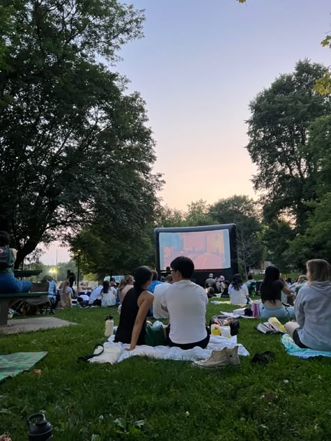 outdoor movie, park, movie in park, summer activities, summer aesthetic Outdoor Movies Aesthetic, Movie Outside Aesthetic, Summer Stock Theatre, Outdoor Movie Aesthetic, Outdoor Cinema Aesthetic, Summer Park Aesthetic, Outdoor Activities Aesthetic, Summer Aesthetic Canada, Summer Cookout Aesthetic