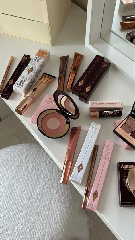 Boho Makeup, Charlotte Tilbury Makeup, Glam Aesthetic, Makeup Bag Essentials, Basic Makeup, Fancy Makeup, Elegant Makeup, Makeup Aesthetic, Eyeliner Looks