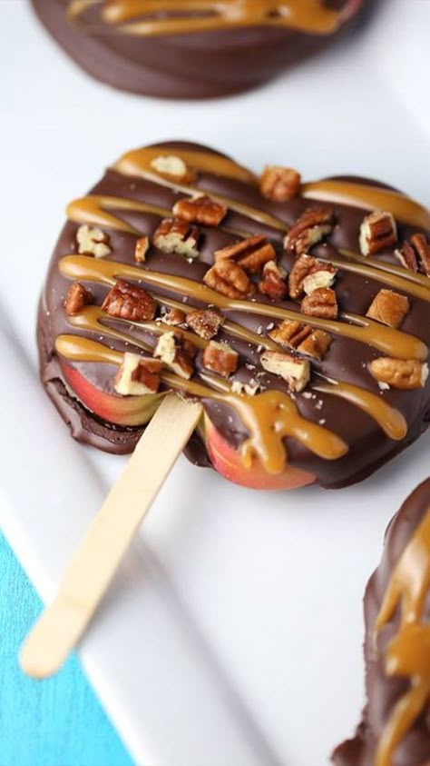 Turtle Apple Slices, Healthy Thanksgiving Snacks, Vegan Fall Dessert Recipes, Vegan Fall Dessert, Dessert Fall, Chocolate Turtle, Heavenly Recipes, Thanksgiving Snacks, Chocolate Turtles