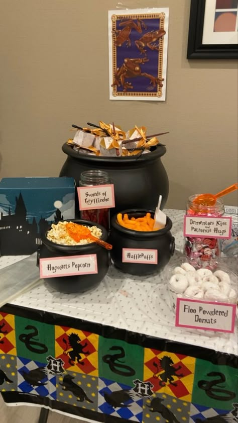 Harry Potter Theme Birthday Party, Tort Harry Potter, Harry Potter Sweets, Sorting Ceremony, Harry Potter Treats, Harry Potter Snacks, Harry Potter Shower, Harry Potter Parties Food, Harry Potter Party Decorations