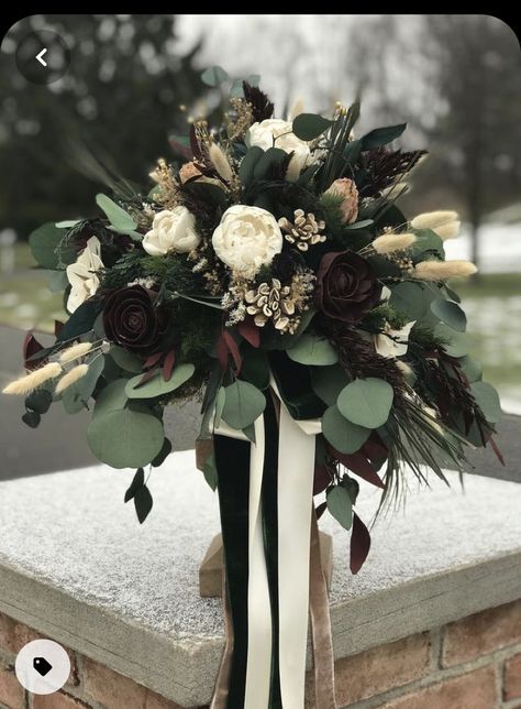 Bridal Bouquet Vintage, Moody Wedding Flowers, Black Wedding Flowers, Vintage Bridal Bouquet, Forest Green Wedding, Spooky Wedding, Witch Wedding, Dark Green Wedding, Dark Wedding Theme