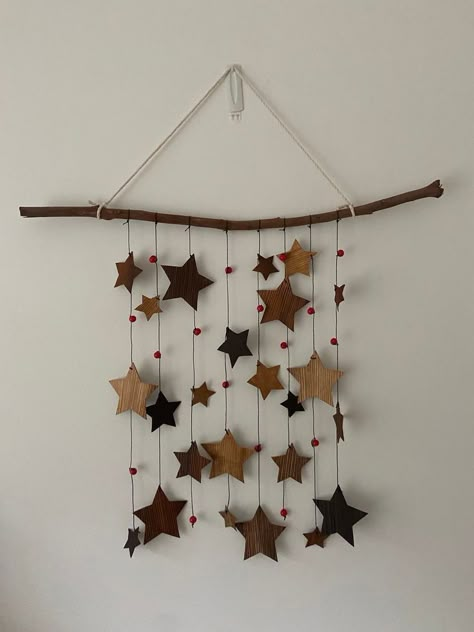 Outside Hanging Decor, Wall Decor Homemade, Things To Hang Up On Your Wall, Things To Hang On The Wall Bedroom, Ceiling Hanging Decor Diy, Diy Home Decor Easy Bedroom Craft Ideas, Hanging Diy Decor, Wall Hanging Crafts Home Decor, Cardboard Crafts Diy Wall Art