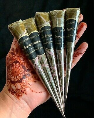 Red Mehndi, Golecha Henna, 18th Birthday Gift Ideas, Aesthetic Hands, 16 Birthday Ideas, Mehndi Cone, Henna Tattoo Designs Arm, Brown Henna, Henna Tutorial