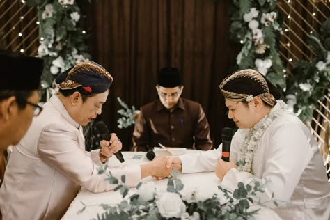 Akad Nikah Photography, Foto Akad, Ide Prewedding, Wedding Akad, Moodboard Photography, Pose Pengantin, Moodboard Wedding, Floral Arch Wedding, Foto Wedding