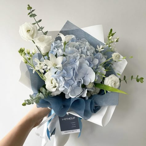 Bouquet Of Flowers Graduation, Graduation Flowers Bouquet, Graduation Flower Bouquet, Blue Flowers Bouquet, Flower Boquet, Graduation Flowers, Celebrating Success, Luxury Flower Bouquets, Prettiest Bouquet