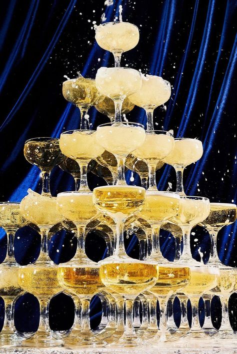 The iconic glassware of celebrations everywhere has a storied past. Here's how to build a champagne tower at your next event. #drinks#drinksrecipes#drinkrecipes#drinkinspiration#cocktails#cocktailrecipes#drinks#drinkideas#drinkrecipes#drinkalcoholrecipes #partyideas #weddingideas #weddingaesthetic Champagne Fountain, Wedding Table Layouts, Jay Gatsby, Kid Parties, Great Gatsby Party, Champagne Tower, Champagne Party, Glass Of Champagne, Vintage Champagne