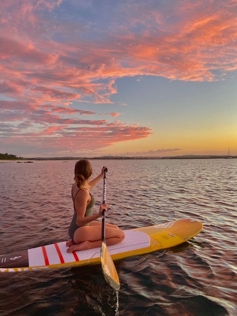 Paddle Boarding Ocean, Paddle Boarding Sunset, Ocean Paddle Boarding, Surf Photo Ideas, Paddle Board Poses, Paddle Board Pics, Surf Board Pictures, Paddle Boarding Pictures Instagram, Stand Up Paddle Boarding Aesthetic