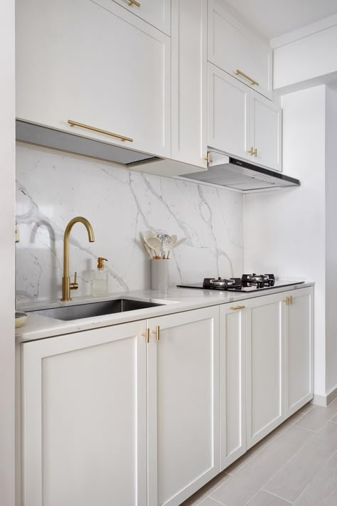 Neo Classic Kitchen, Timeless Kitchen Cabinets, Modern Classic Kitchen, Kitchen With Marble, Classical Kitchen, Small White Kitchens, Minimal Kitchen Design, Classic Kitchen Design, Transitional Decor Kitchen