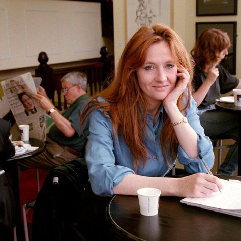 J.k. Rowling Writing Harry Potter At A Café In Scotland (1998) J K Rowling, Tesla S, Historical Pictures, Vintage Photography, Stand By Me, Bored Panda, Scotland, Harry Potter, The Past