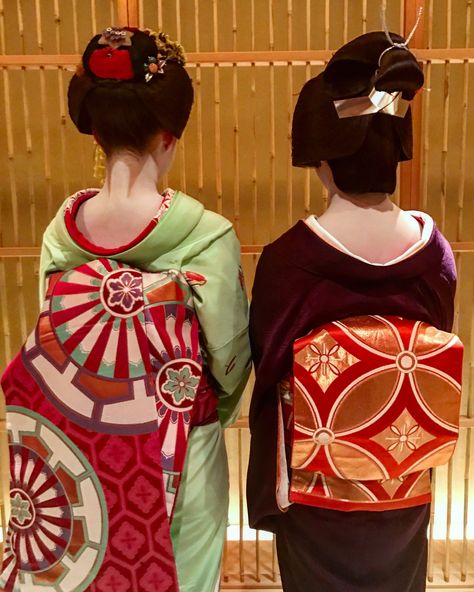 Masano (left) and Tomitae. Here, two more differences between geiko and maiko are shown: The former’s under collar is solid white, and her obi is folded into a square-like shape, rather than hanging down her back. Embroidery Kimono, Memoirs Of A Geisha, Geisha Art, Mermaid Painting, Kimono Pattern, Japanese Geisha, Japan Culture, Japan Aesthetic, African Girl