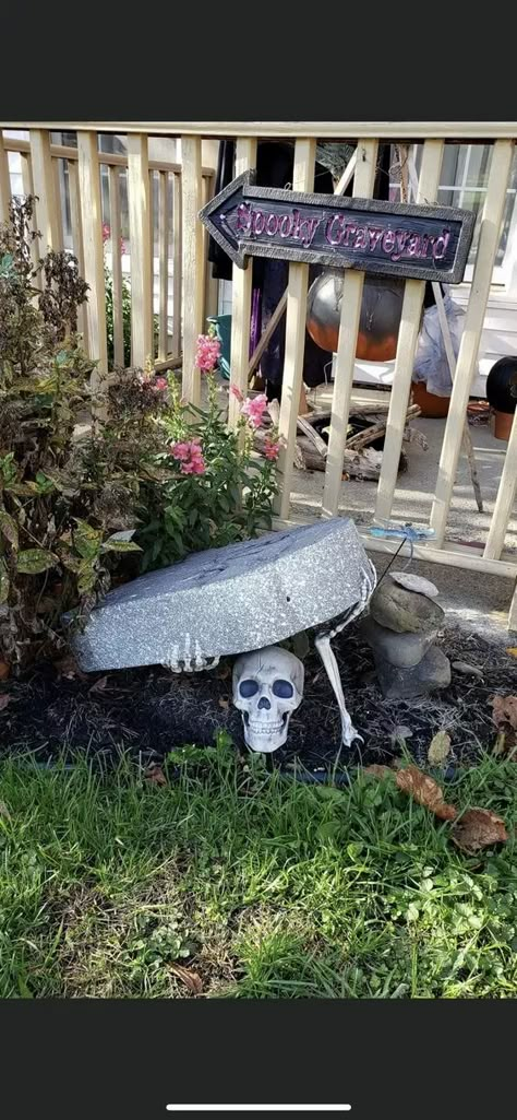 Easy Outdoor Halloween Decorations, Halloween Diy Outdoor, Halloween Outside, Halloween Props Diy, Halloween Graveyard, Halloween Decor Diy, Outdoor Halloween Decorations, Creepy Halloween Decorations, Pirate Halloween