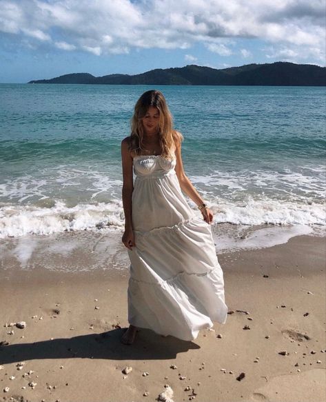 Dress Beach Aesthetic, Long White Flowy Dress, Flowy Dress Beach, Diff Aesthetics, White Flowy Dress, London Summer, Vacation Mood, Summer Surf, Summer Inspo