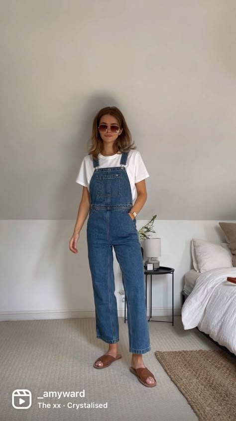 Overall Pants Outfit Summer, Women’s Dungaree Outfit, Jeans And A Jumper Outfit, French Overall Outfit, Vintage Jean Overalls, Overalls With Collared Shirt, Overall Looks Women, Overall Styles For Women, Overall Spring Outfit