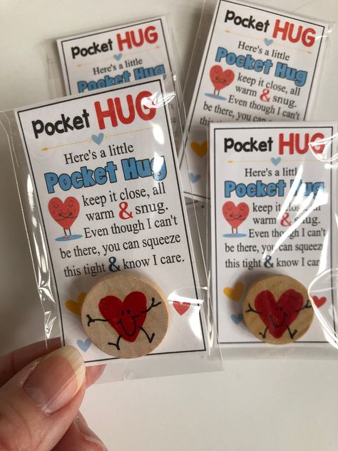 Cute Tiny Gifts Diy, Birthday Gift For School Friend, Best Friend Appreciation Gifts, Valentines Day Presents For Friends, Simple Thinking Of You Gifts, Thoughtful Handmade Gifts For Friends, Friend Gifts Kids, Hug In A Pocket, Valentine Pocket Hug