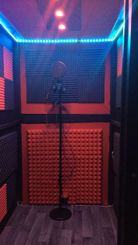 Recording Booth Aesthetic, Apartment Music Studio, Music Studio Room Home, Recording Studio Background, Studio Room Design, Studio Music Room, Music Room Design, Home Recording Studio Setup, Recording Studio Setup