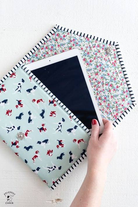 A PDF sewing pattern for a padded ipad or tablet case. How to sew an Ipad case. #tabletcase #PDF #sewingpattern Syprosjekter For Nybegynnere, Beginner Sewing Projects Easy, Costura Diy, Sew Ins, Leftover Fabric, Sewing Bags, Creation Couture, Things To Sew, Fabric Baskets