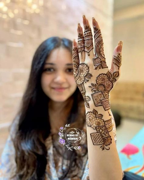 simple and easy back hand mehndi design with flowers Classy Mehndi Designs, Mandhi Design For Girl, Flower Mehandi Designs, Easy Back Hand Mehndi, Flower Mehndi Designs, Back Side Mehndi Design, Side Mehndi Design, Back Side Mehndi, Rajasthani Mehndi