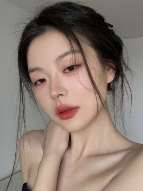 Korean soft makeup look: subtle, natural reds matte Monolid Eye Makeup, Monolid Makeup, Mekap Mata, Asian Makeup Looks, Romantic Makeup, Peach Makeup, Soft Makeup Looks, Subtle Makeup, Ulzzang Makeup