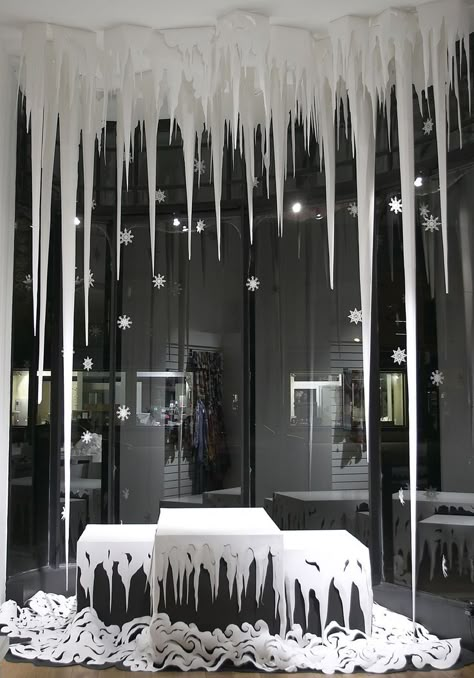 Paper Icicles, Schnee Party, Winter Wonderland-party, Christmas Window Decoration, Decoration Vitrine, Frozen Christmas, Window Display Ideas, Paper Installation, Winter Dance