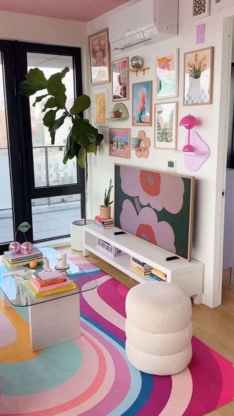 Colorful Decor Bedroom, Bedroom Maximalist Decor, Home Arrangement Ideas, Dopamine Office, Dopamine Apartment, Colorful Minimalist Living Room, Funky Office Design, Dopamine Interior, Apartment Decor Colorful