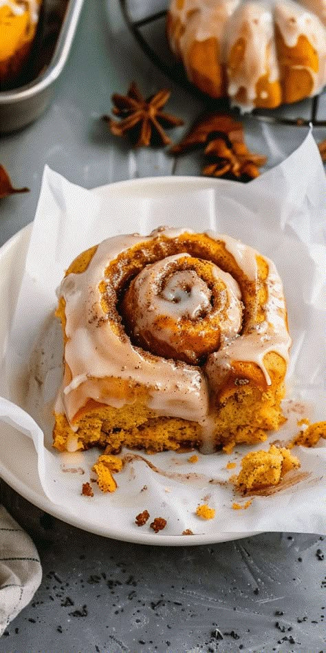 Pumpkin Cinnamon Rolls [145 Minutes] – Chasety Pumpkin Cinnamon Rolls Aesthetic, Cinnamon Rolls Autumn, Fall Food Pictures, Pumpkin Cinammon Rolls Recipes, Pumpkin Chai Cinnamon Rolls, Pumpkin Cinamonroll, Pumpkin Cinammon Rolls, Coffee Cinnamon Rolls, Fall Cinnamon Rolls