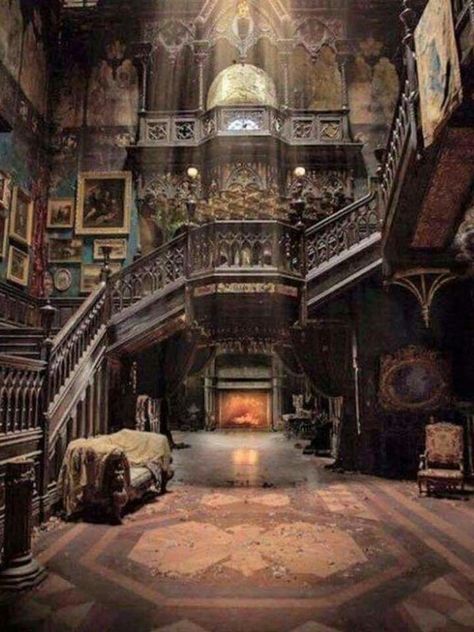 Interior of an abandoned Victorian mansion Victorian Homes Interior, Old Mansions Interior, Unusual Architecture, Mansion Aesthetic, Manor Homes, Old Victorian Homes, Victorian Mansion, Ancient Houses, Old Mansion