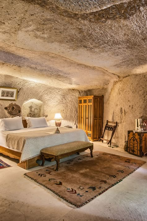 Underground Hotel, Secret Rooms In Houses, Small Stone House, Mountain Interiors, Cave Hotel, Big Draw, Museum Hotel, Mud House, Natural Homes