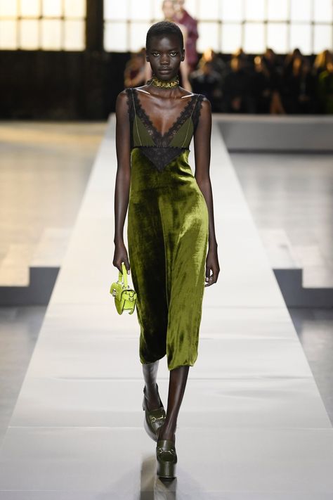 Green Velvet Dress Outfit, Velvet Dresses Outfit, Gucci Runway, Gucci Dress, Model Looks, Show Collection, Moda Paris, Womenswear Fashion, Couture Designers