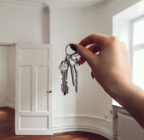 House Keys Aesthetic, Apartment Keys, Keys Aesthetic, Key Aesthetic, Buying First Home, Vision Board Party, Vision Board Pics, Wish Board, Dream Relationship