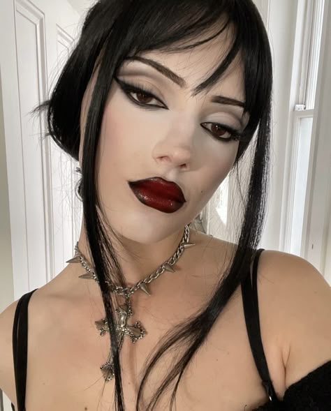 Vampire Makeup Looks, Maquillage Goth, Goth Makeup Looks, Goth Makeup Tutorial, Vampy Makeup, Goth Make Up, Dark Makeup Looks, Vampire Makeup, Look Grunge