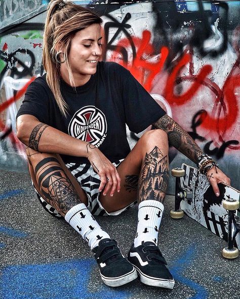 Tomboy Tattoo Ideas, Tomboy Tattoo, Skater Tattoos, Tattoo Girl Wallpaper, Hardcore Style, Lesbian Outfits, Skate Girl, Tattoed Girls, Tomboy Style Outfits