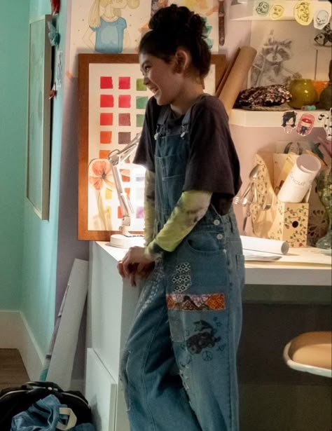 Art Overalls Outfit, Claudia Outfits Bsc, Overalls And Graphic Tee, Summer Overall Outfits Jeans, Weird 80s Fashion, How To Improve Your Clothing Style, Comiccon Outfit Casual, Painter Clothes Aesthetic, How To Dress Like Claudia Kishi