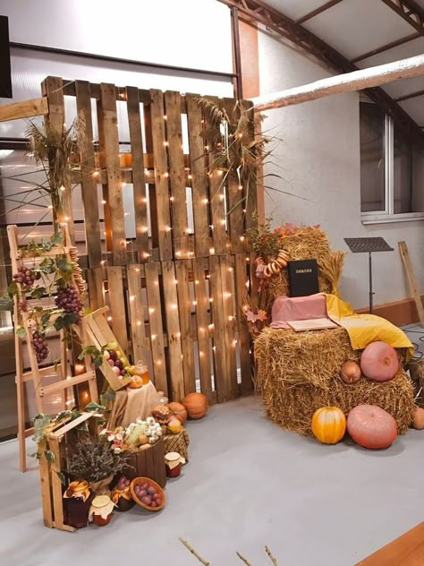 Pallet Background, Fall Photo Booth, Decor Photobooth, Pallet Backdrop, Fall Pallets, Fall Backdrops, Harvest Fest, Halloween Decor Diy, Western Theme Party