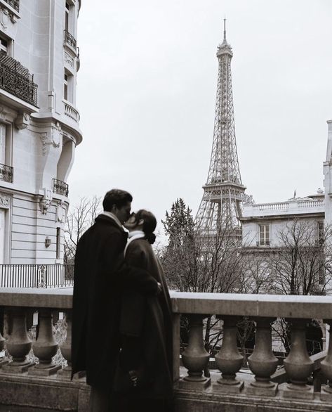 Love For Vision Board, Paris Date Aesthetic, Wedding In London, Living In Paris Life, French Couple Aesthetic, Paris Love Aesthetic, Paris Photo Ideas Couple, Paris Aesthetic Couple, Paris Aesthetic Romance