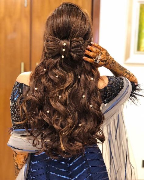 Win your guests over with these modern-chic trending #hairstyles that are sure to be a big hit at the #wedding party! Hairstyles On Lehenga, Hairstyles For Lehenga, Hairstyle For Lehenga, Engagement Hairstyle, Indian Bridal Hairstyle, Reception Hairstyles, Lehenga Hairstyles, Open Hair, Engagement Hairstyles