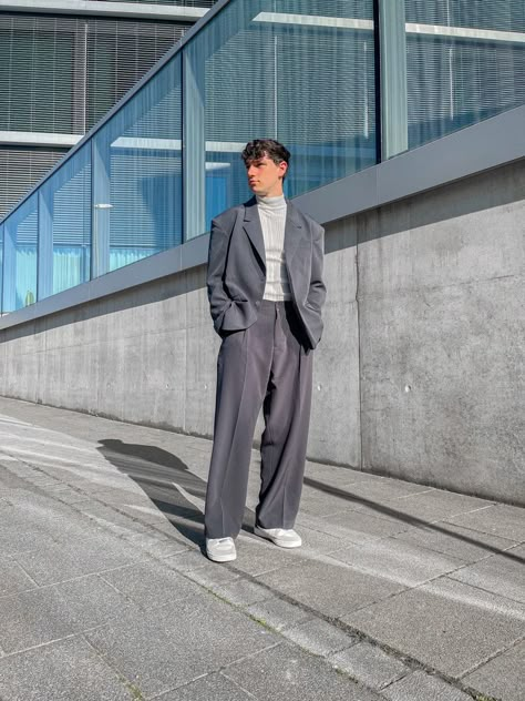 casual outfit, grey suit set, grey blazer, blazer, Koreanfashion, oversize How To Style Suits For Men, Suit Street Style Man, Men Outfits Fancy, Suit Style For Men, Outfit Men Suit, Men Suit Oversized, Oversized Formal Outfit Men, Mens Oversized Suit, Suit Set For Men