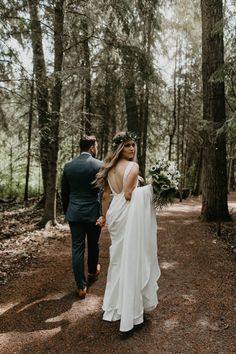 Moody Boho, Alberta Wedding, Wedding Portrait Poses, Edmonton Wedding, Outdoor Wedding Photography, Outdoor Wedding Photos, Wedding Picture Poses, Wedding Photography Bride, Pose Fotografi