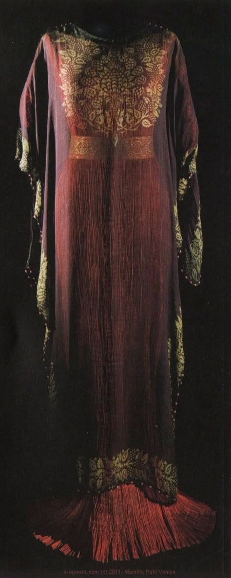 Delphos by Fortuny - I want one of these so badly!!!  The absolute jewel of any vintage clothing collection!!! Delphos Dress, Delphos Gown, Fortuny Dress, Fortuny Delphos, Mariano Fortuny, Spanish Fashion, 20th Century Fashion, Medieval Dress, Antique Clothing