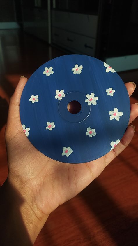 My first try at CD painting 🌼 Dvd Craft Ideas, Disk Painting Ideas Easy, Easy Cd Painting Ideas, Painting On Cd Ideas, Cd Diy Ideas, Cd Crafts Decoration, Cd Design Ideas Cd Art, Disk Painting Ideas, Clear Cd Painting Ideas