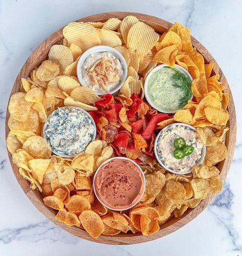 Dimitria // Grate Boards on Instagram: "When I dip, you dip, we dip! Take your pick of chips and dip, which one are you scooping up first?! Perfect easy board for a rainy cold tailgate! Homemade caramelized onion Homemade spinach artichoke Homemade green goddess Homemade jalapeño popper Good old classic @fritolay bean dip • • • • • #grateboards #cheese #cheeseboard #cheeseplate #cheeselover #cheeseplatter #cheeseandwine #cheeseboardsofinstagram #foodporn #foodphotography #foodstyling #foodan Chips Charcuterie Board, Wedding Snacks, Chips And Dip, Charcuterie Inspiration, Sleepover Food, Snack Board, Tailgate Food, Bean Dip, Charcuterie Recipes