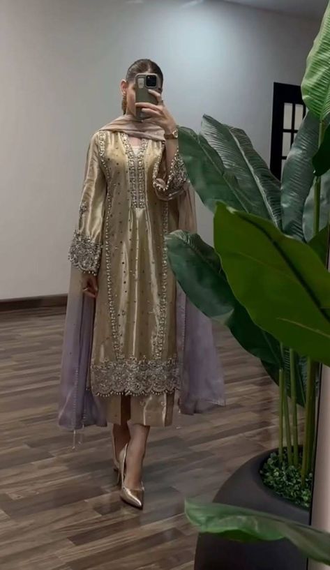 Heavy Party Wear Suits, Eid Suits Pakistani Dresses, Heavy Dresses Indian Suits, Ubtan Dresses Pakistani, Heavy Pakistani Suits Party Wear, Heavy Pakistani Suits, Pakistani Heavy Suits, Heavy Salwar Suit, Eid Outfits Pakistani