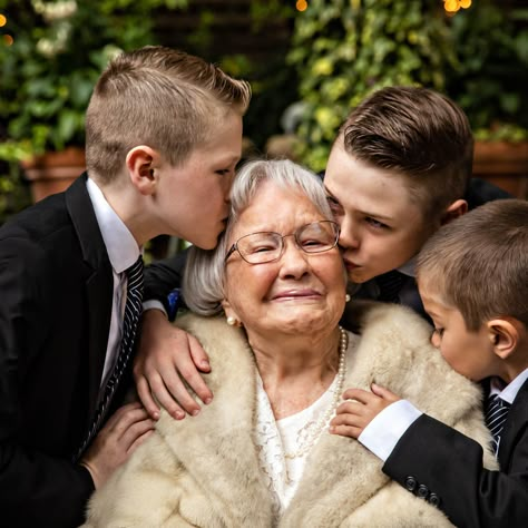 Great Grandparents Photoshoot, Grandmother With Grandchildren Photo, Grandparent Family Pictures, Family Photos Grandparents Grandchildren, Grandparent Poses Family Pics, Photo Shoot With Grandparents, Family Photo With Grandma, Grandmother And Grandkids Photoshoot, Grand Parent Photo Shoot