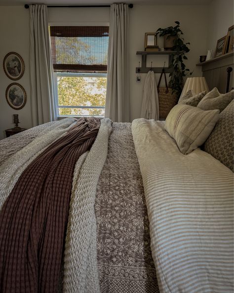 Brown Cozy Bedroom Ideas, Brown Bedroom Ideas Cozy, Layered Bedding Ideas, Vintage Modern Bedroom, Layered Bed, Cozy Cottage Bedroom, Fall Bedroom Ideas, Cottage Bed, Linen Duvet Cover