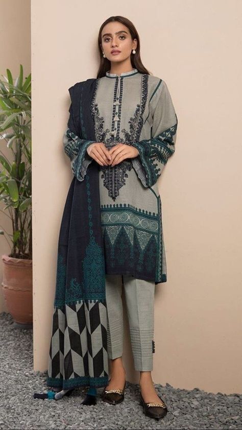 Casual dresses ideas Winter Kurti, Simple Dress Casual, Carpet Outfits, Beautiful Casual Dresses, Pakistani Fashion Casual, Red Carpet Outfits, Desi Fashion Casual, Pakistani Fancy Dresses, Pakistani Dresses Casual