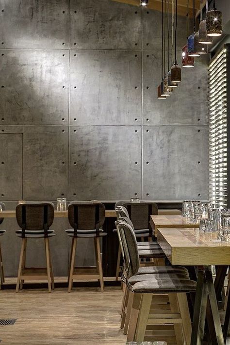 Kamer van beton waarin simulatie worden gehouden. Simulatie dienen ervoor om de loyaliteit van een aspirant te testen Concrete Walls Interior, Artwork Decoration, Industrial Cafe, Concrete Interiors, Cement Walls, Industrial Interior Design, Industrial Interiors, Interior Wall Design, Handmade Decor